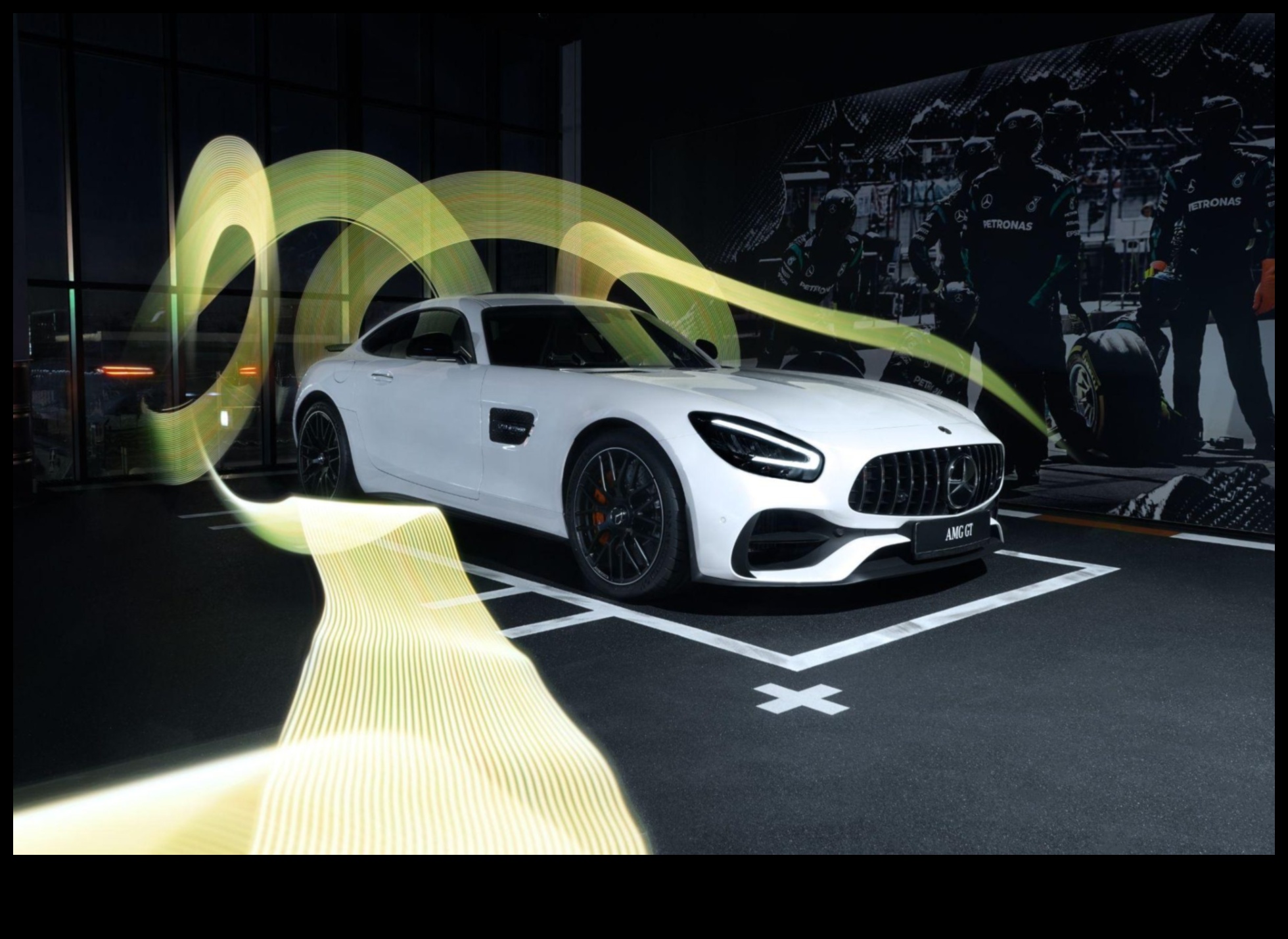 Разкриване на престиж: Наследството на емблематичните марки луксозни автомобили