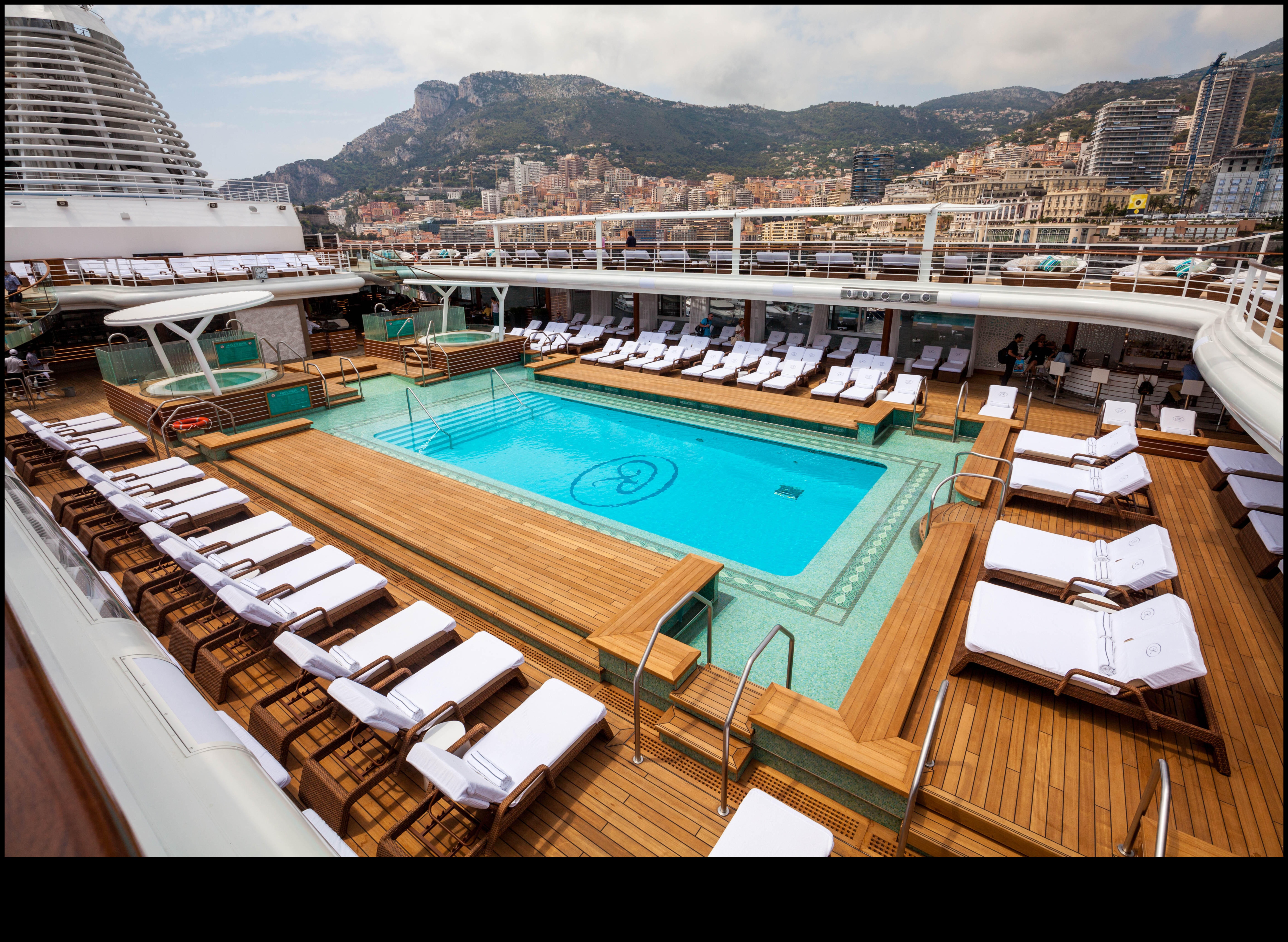 Елегантност при круиз: Спортни автомобили и бракът на лукса и скоростта