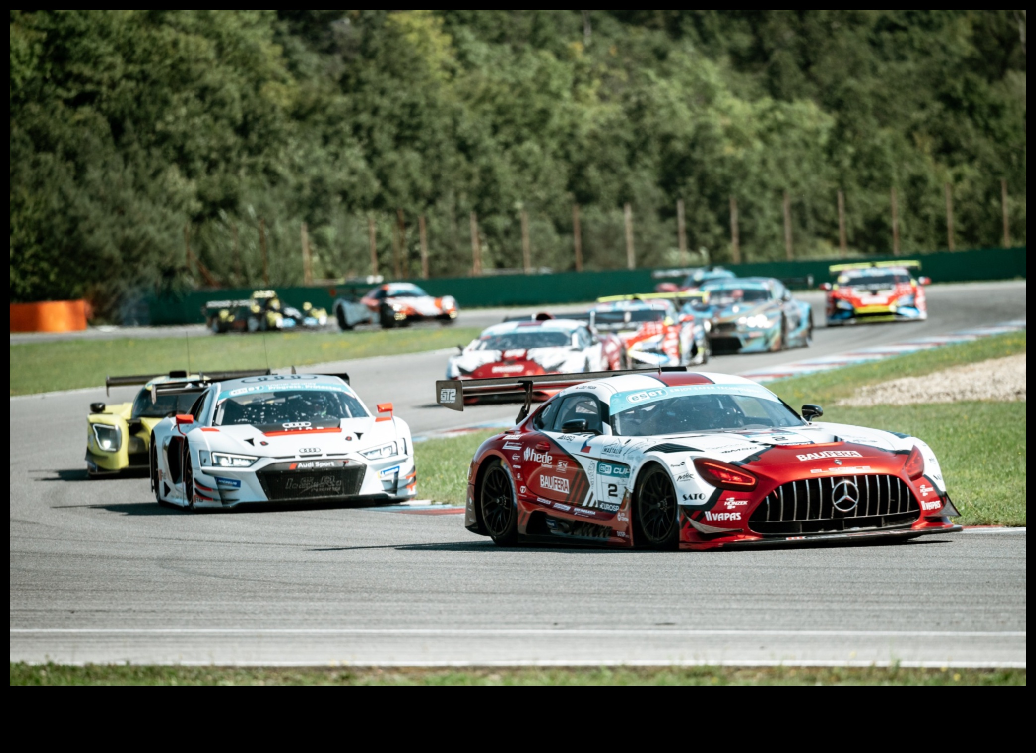 Trackside Tales Завладяващ поглед към света на състезанията със спортни коли 2 Trackside Tales: Състезателни приключения в света на спортните автомобили